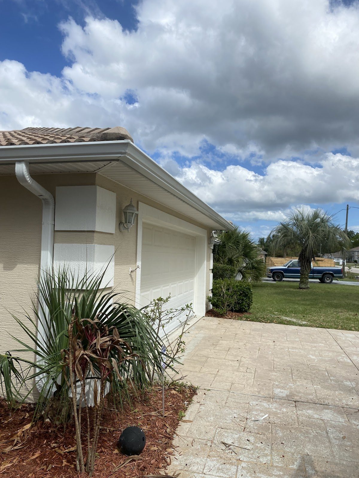 Seamless gutter and downspout on a Greater Jacksonville home
